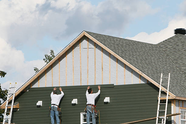 Professional Vinyl Siding technician working in Amityville, NY